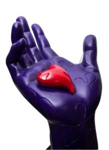 mano morada con corazon 1